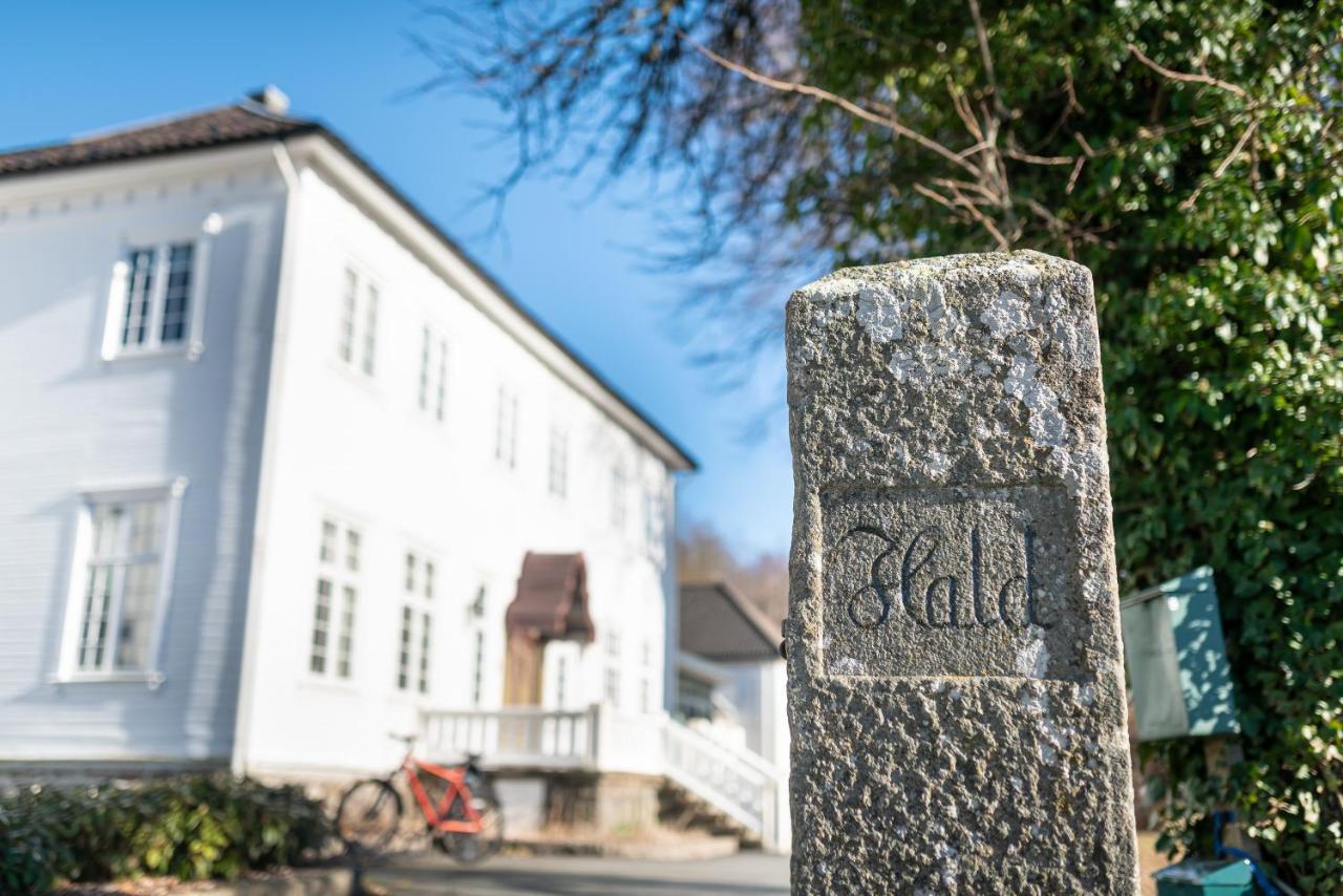 Hald Sommerhotell Mandal Buitenkant foto